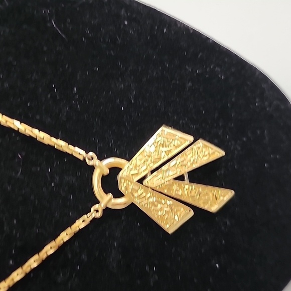 Women's gold toned statement necklace - Picture 2 of 4